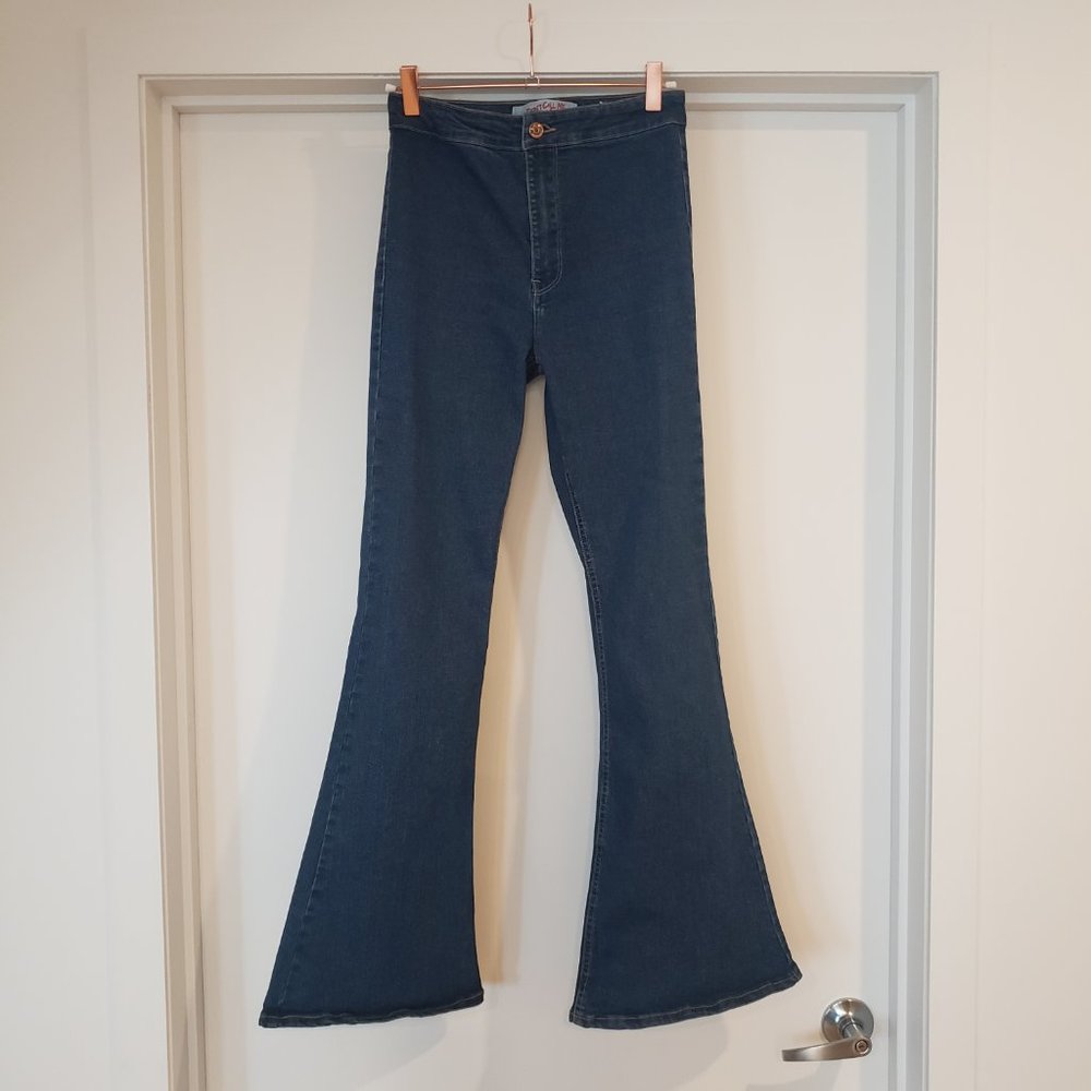 high-waisted jeans pants with flared legs